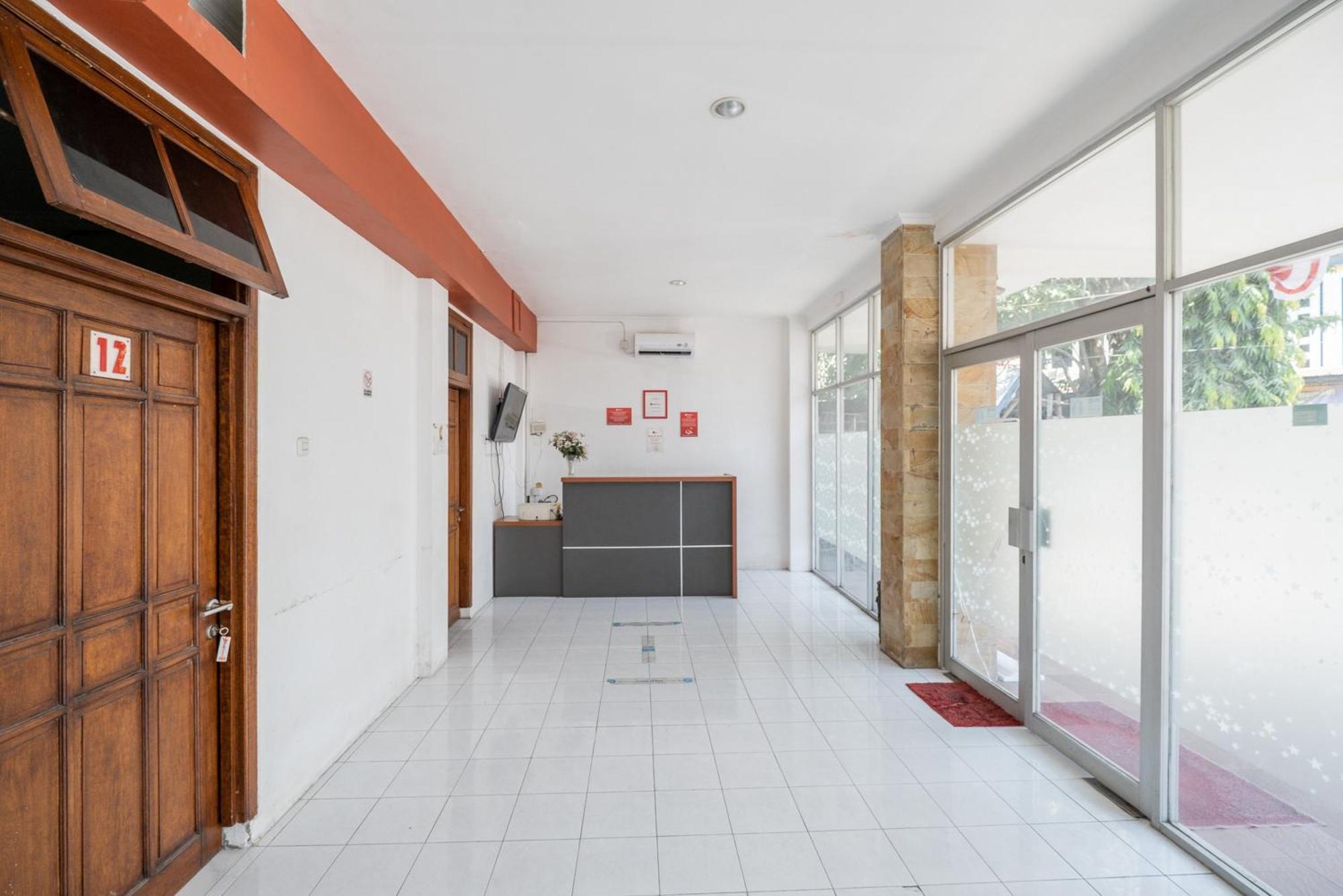 RedDoorz Plus @ Gunungsari Surabaya Kedurus Exterior foto