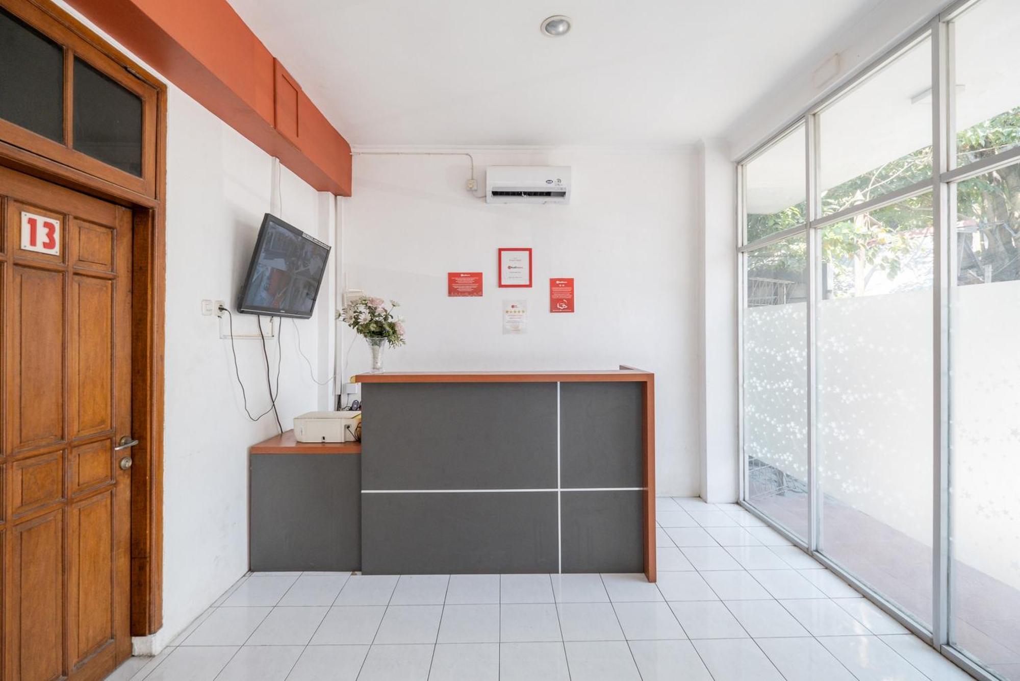 RedDoorz Plus @ Gunungsari Surabaya Kedurus Exterior foto