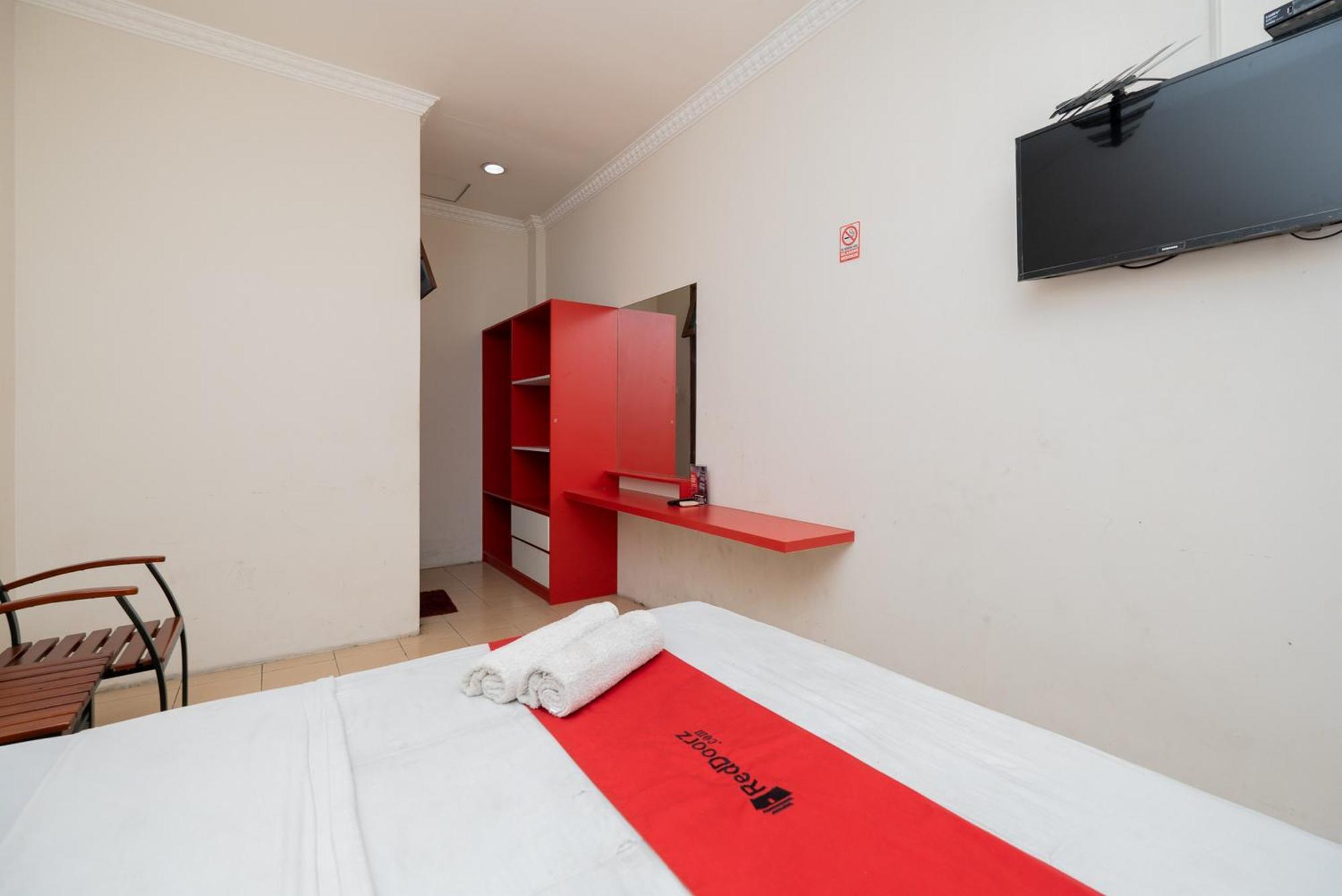 RedDoorz Plus @ Gunungsari Surabaya Kedurus Exterior foto