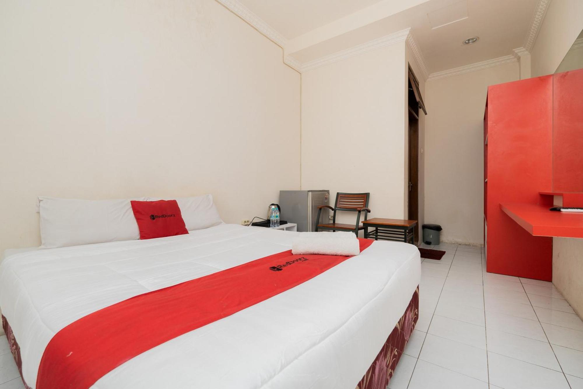 RedDoorz Plus @ Gunungsari Surabaya Kedurus Exterior foto