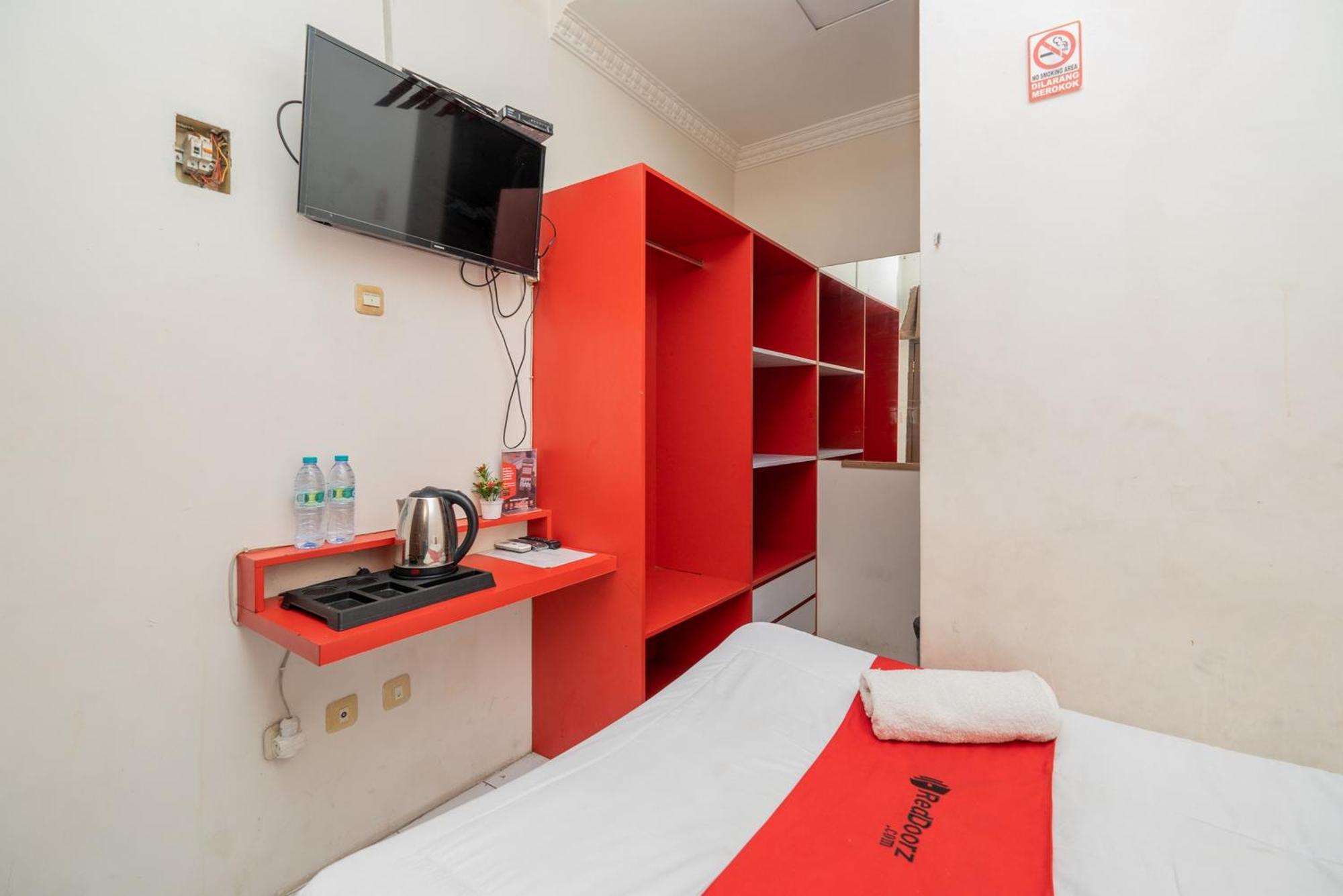 RedDoorz Plus @ Gunungsari Surabaya Kedurus Exterior foto