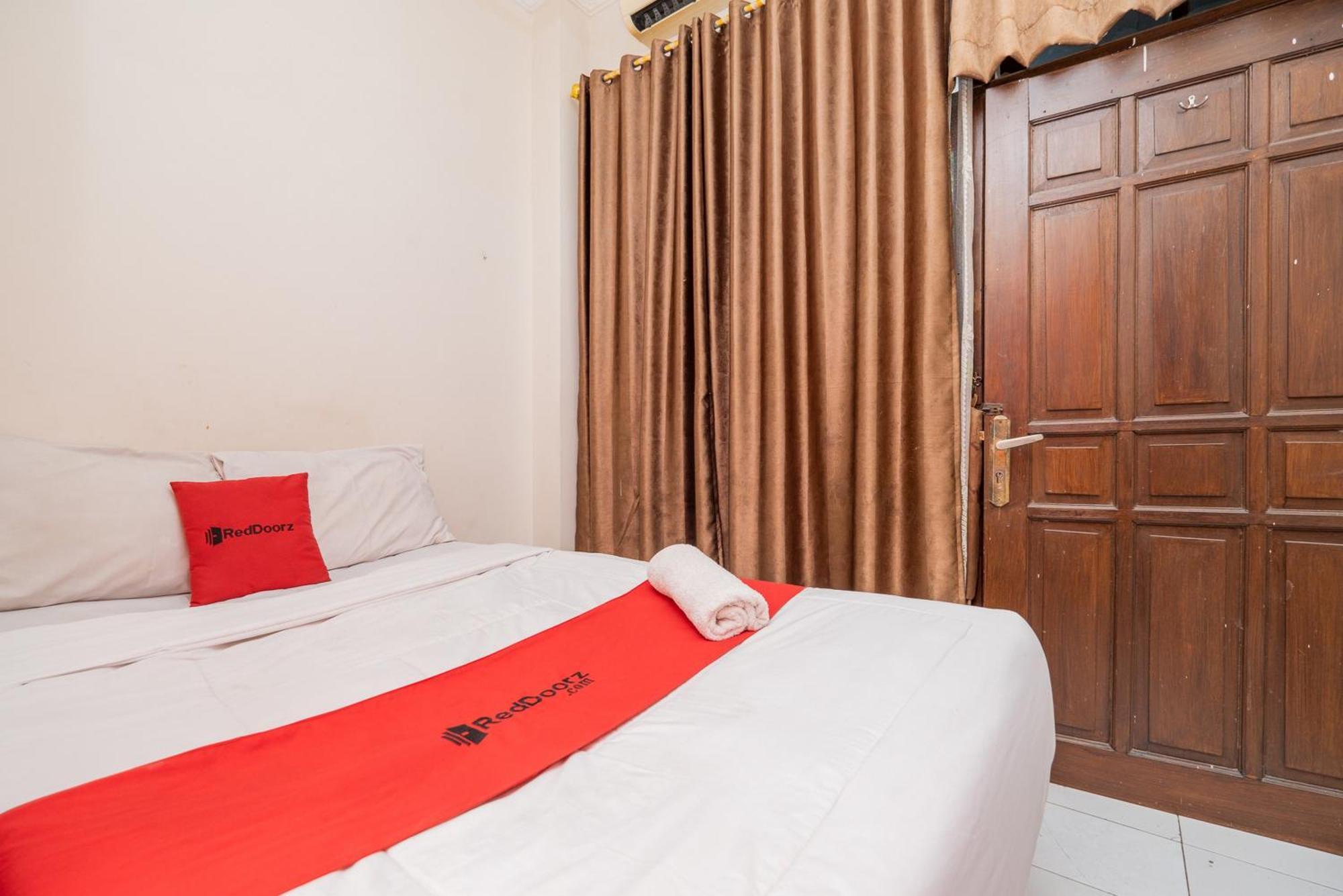 RedDoorz Plus @ Gunungsari Surabaya Kedurus Exterior foto
